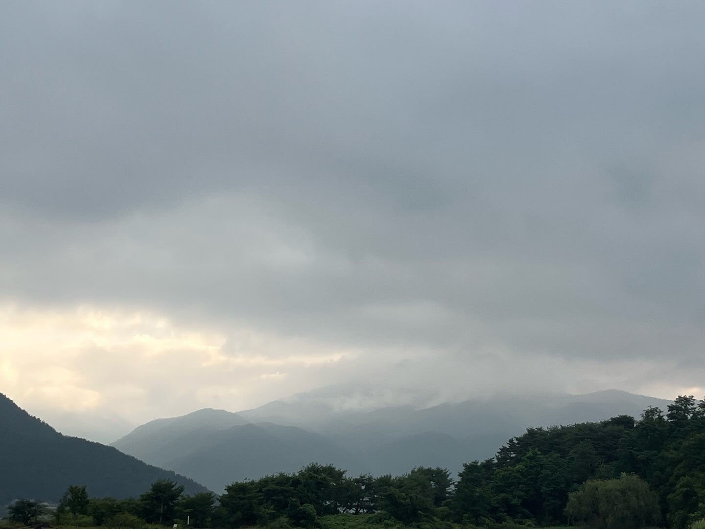 今朝は三つ峠、十二ヶ岳も雲の中☁️