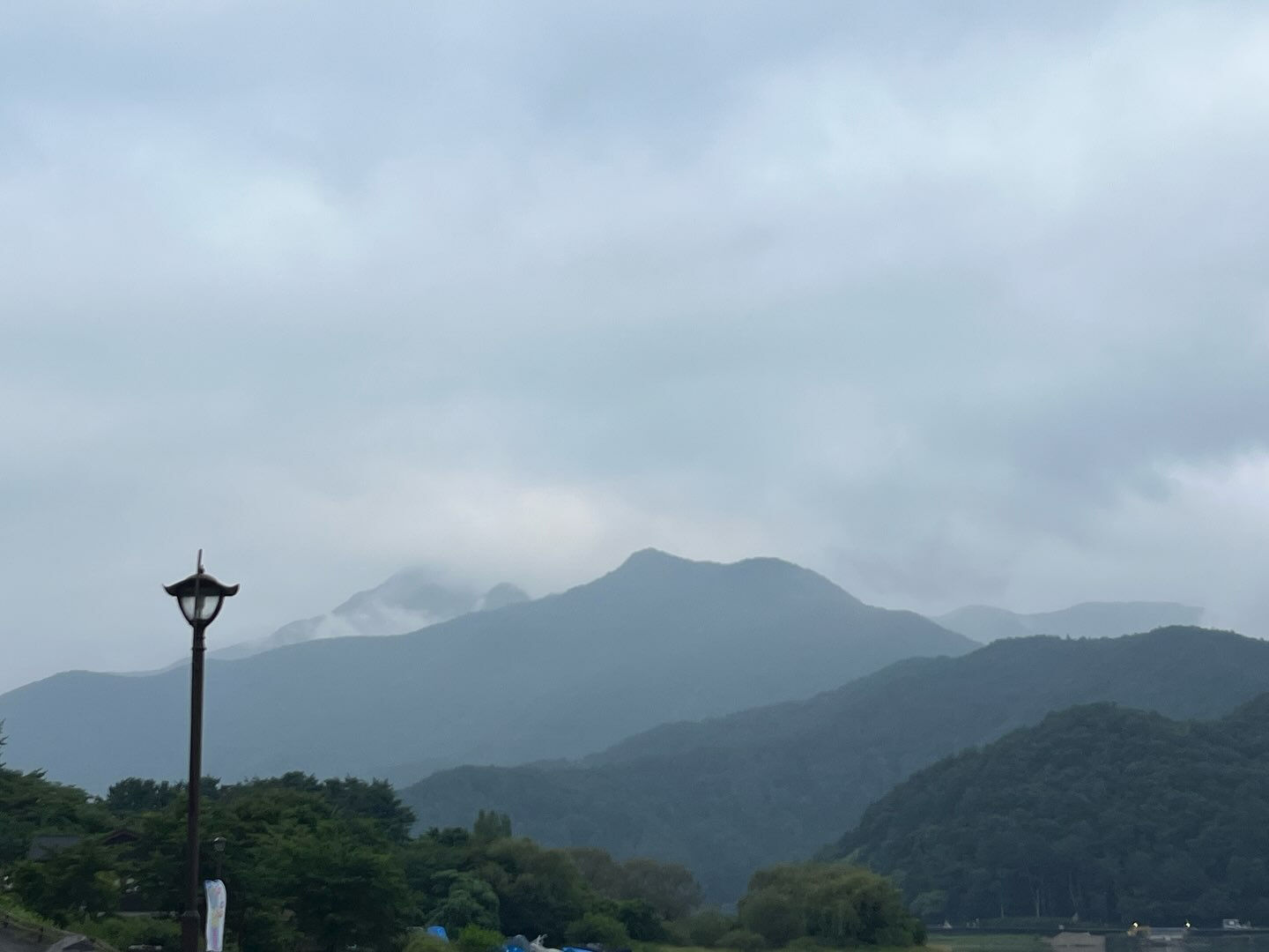 今朝は三つ峠、十二ヶ岳も雲の中☁️